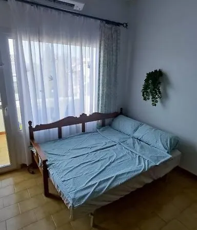 Charming Place With Large Pool Close To The Apartment *